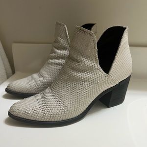 Gray textured Steve Madden cedar bootie. Size 8.5 GREAT CONDITION
